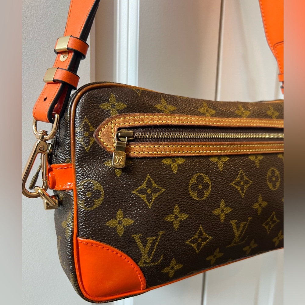Louis Vuitton monogram ๐ปโด๐๐โฏ๐ clutch. - Picture 3 of 10
